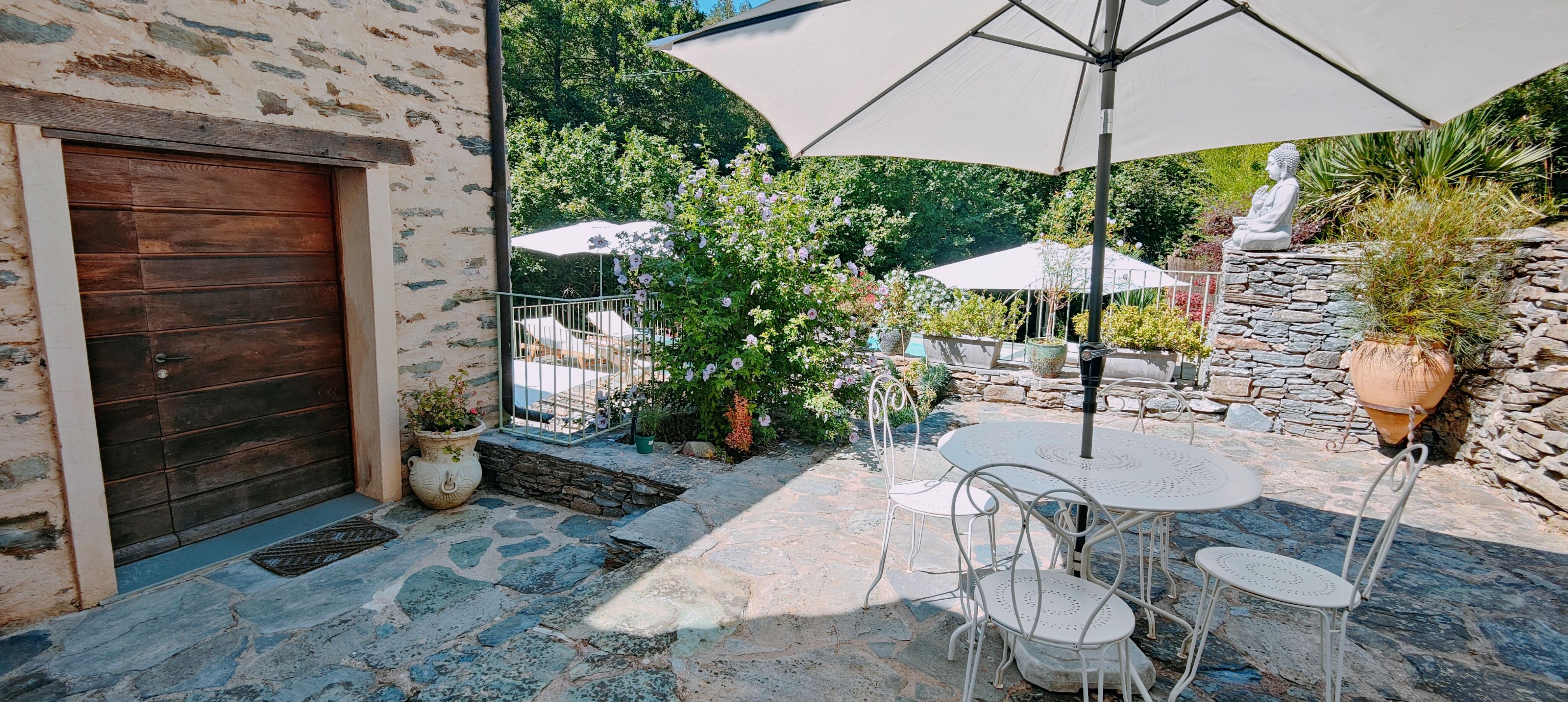 Terrasse et l'entrée du Gîte U vecchju Mulinu